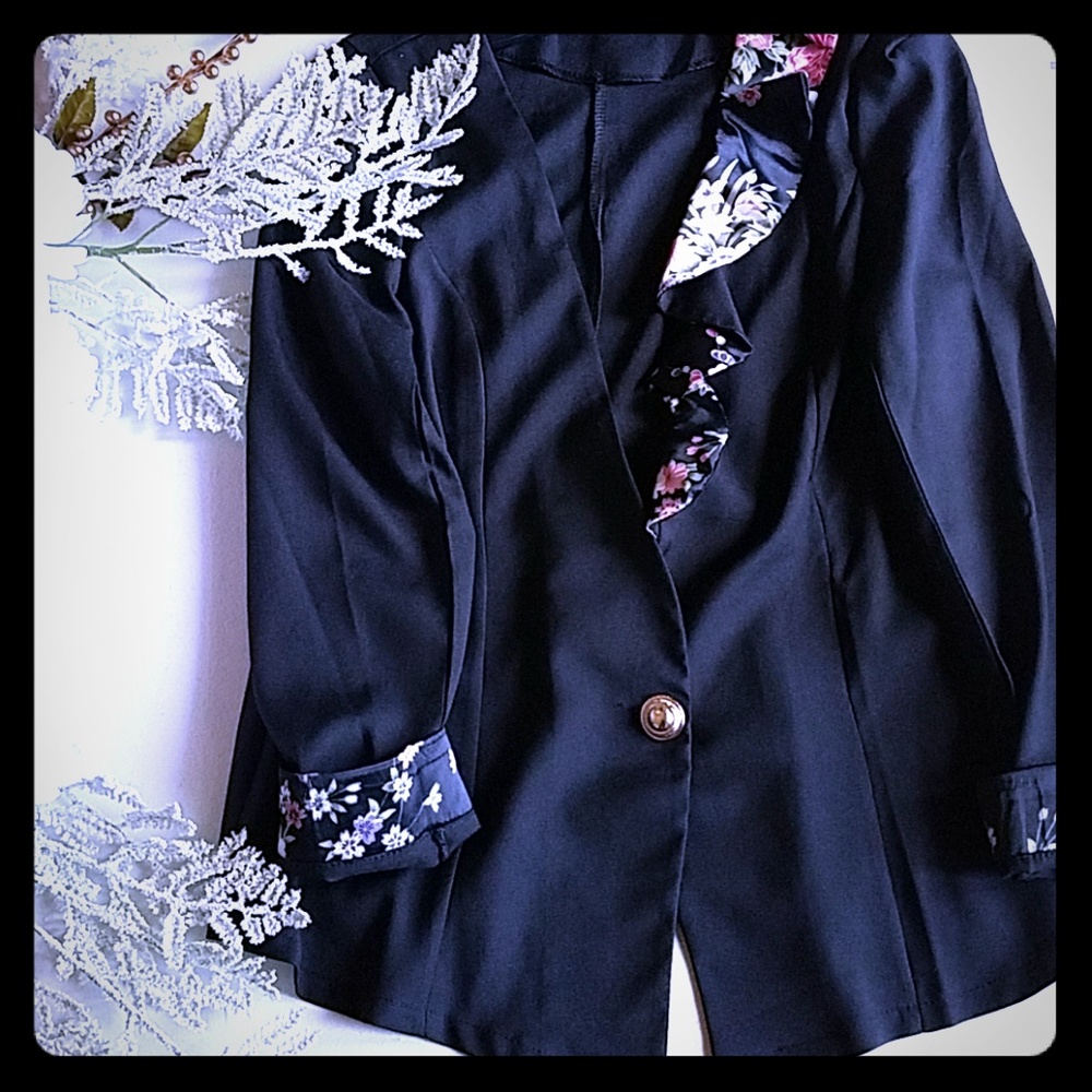 Beautiful black blazer/ never worn tags torn